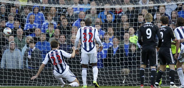 Gareth McAuley anota para el West Bromwich ante la mirada del español Fernando Torres, del Chelsea Gareth McAuley anota para el West Bromwich ante la mirada del español Fernando Torres, del Chelsea