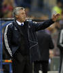 Carlo Ancellotti da instrucciones al Chelsea durante el partido.