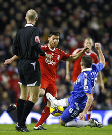 Lampard durante la entrada realizada a Xabi Alonso. Lampard durante la entrada realizada a Xabi Alonso.