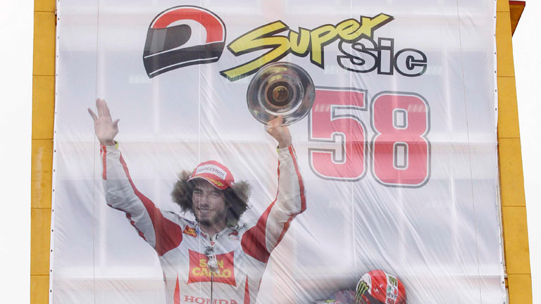 Cheste rinde homenaje a Simoncelli
