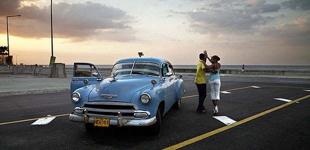 Chevy azul y pareja bailando, de Jos&eacute; Mar&iacute;a Mellado