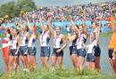 El grupo estadounidense celebrando podio despu&eacute;s de recibir las medallas de oro, al ganar la octava final de remo.