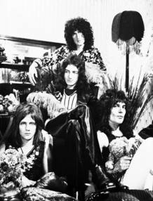 Los chicos de Queen posan en la habitaci&oacute;n de un hotel
