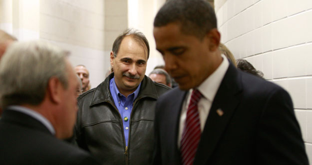 El jefe de campa&ntilde;a de Obama, en el backstage antes de un mitin en Pittsburgh.