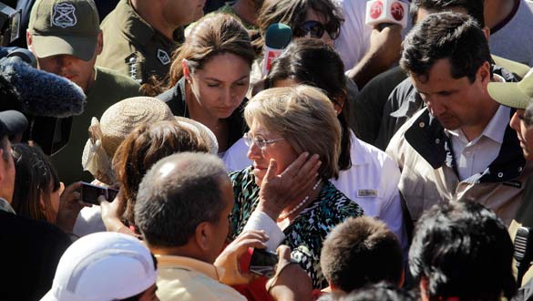 Bachelet es recibida durante su visita a Constituci&oacute;n tras el se&iacute;smo.