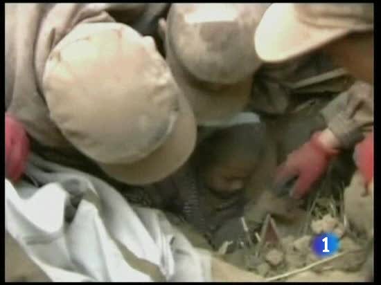 Militares, civiles y monjes tibetanos buscan supervivientes entre los escombros despu&eacute;s del terremoto 
