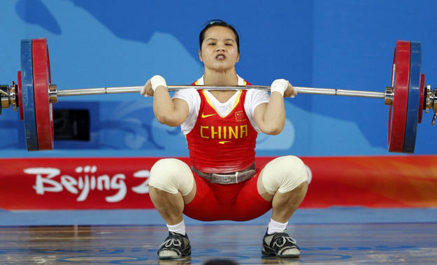 La china Chen Xiexia levanta 117 kilos en dos tiempos, en la categor&iacute;a de menos de 48 kilos y consigue batir el r&eacute;cord ol&iacute;mpico.