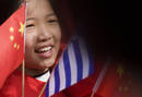 Una ni&ntilde;a china participa junto a sus compa&ntilde;eros de colegio en la ceremonia de encendido de la antorcha ol&iacute;mpica en la antigua Ol&iacute;mpia, en Grecia.