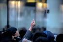 Muchos de los fans que esperaban a las puertas de la tienda Apple mostraron su descontento con la medida anunciada por la compa&ntilde;&iacute;a de suspender el lanzamiento del iPhone 4S
