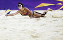 La china Xi Zhang recibe un bal&oacute;n durante el partido por la medalla de bronce de voley playa, entre la pareja china Xi Zhang/Chen Xue y la brasile&ntilde;a Juliana Silva/Larissa Franca.