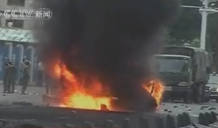 Imagen de un coche ardiendo en las calles tras las protestas. Imagen de un coche ardiendo en las calles tras las protestas.