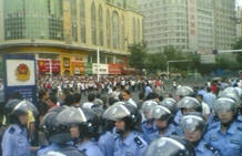 Cientos de policías reprimen las protestas. Cientos de policías reprimen las protestas.
