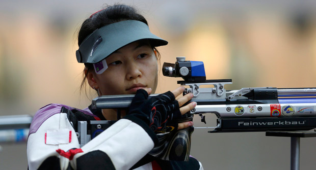 La tiradora Yi Siling, ganadora de la primera medalla de oro.
