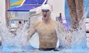 El chino Sun Yang celebra su medalla de oro en la prueba de 1500m. estilo libre acompa&ntilde;ada por un r&eacute;cord del mundo.