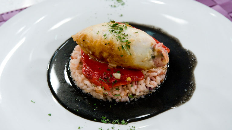 Saber cocinar - Chipirones en su tinta con arroz especiado y pimientos confitados