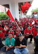 Los manifestantes piden la dimisi&oacute;n del primer ministro tailan&eacute;s, Abhisit Vejjajiva.