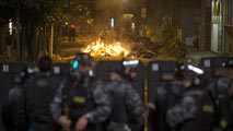 Ir al Video&nbsp;Choques entre Polic&iacute;as y manifestantes en Sao Paulo por la subida del transporte p&uacute;blico