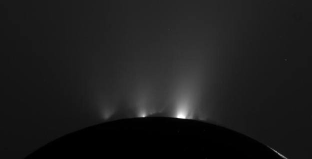 Chorros de vapor de agua y hielo de Encélado, una de las numerosas lunas de Saturno Chorros de vapor de agua y hielo de Encélado, una de las numerosas lunas de Saturno