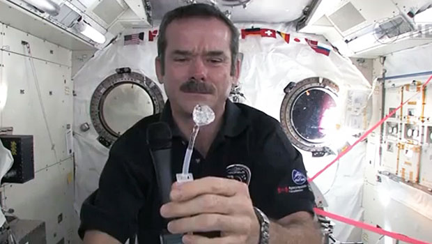 Chris Hadfield explica cómo lavarse las manos en el espacio Chris Hadfield explica cómo lavarse las manos en el espacio