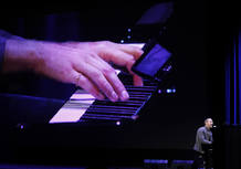 Chris Martin, el vocalista de Coldplay, ha interpretado varios temas en el evento de Apple celebrado en San Francisco.