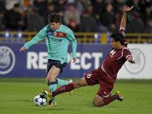 Christian Noboa, autor del gol del Rubin, pelea por el bal&oacute;n con el argentino del Bar&ccedil;a Leo Messi.