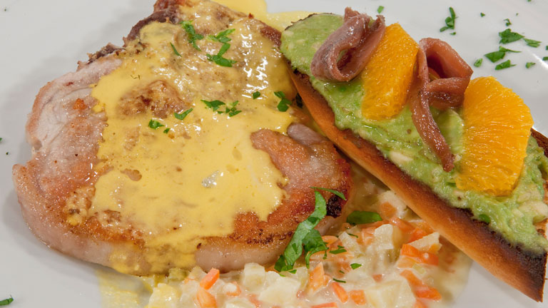 Saber Cocinar - Chuletas de cerdo con tosta de aguacate y naranja 