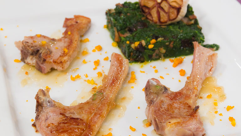 Saber Cocinar - Chuletillas de cordero con ajos asados y tomillo