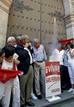 El cocinero navarro Pedro Larumbe lanza el chupinazo del inicio de San Ferm&iacute;n en Madrid al mismo tiempo que en Pamplona