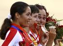 La ciclista espa&ntilde;ola Leire Olaberria celebra su medalla de bronce en puntuaci&oacute;n femenina de ciclismo en pista junto la holandesa Marianne Vos, que logr&oacute; el oro, y la cubana Yoanika Gonzales, que se hizo con la plata.