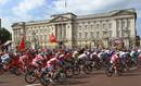 El pelot&oacute;n de ciclistas pasa frente al Buckingham Palace durante la prueba de ciclismo masculino en ruta de los Juegos Ol&iacute;mpicos de Londres 2012.