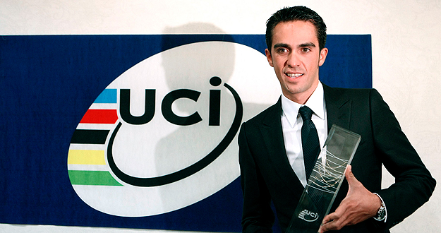 El corredor Alberto Contador, ganador de la última edición del Tour de Francia, tras recibir el trofeo que le acredita como ganador de la clasificación mundial individual, de manos del presidente de la Unión Ciclista Internacional, Pat McQuaid. El corredor Alberto Contador, ganador de la última edición del Tour de Francia, tras recibir el trofeo que le acredita como ganador de la clasificación mundial individual, de manos del presidente de la Unión Ciclista Internacional, Pat McQuaid.