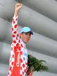 El ciclista austr&iacute;aco Bernhardt Kohl, rey de la monta&ntilde;a del Tour08, saluda sobre el podio al t&eacute;rmino de la pen&uacute;ltima etapa del Tour.