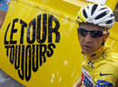 El ciclista del CSC Saxo Bank, con el maillot amarillo de lider, al inicio de la 19&ordf; etapa del Tour08.