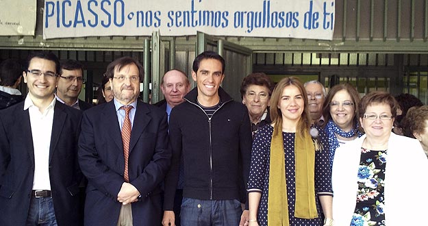 El ciclista espa&ntilde;ol Alberto Contador (c), en el instituto p&uacute;blico de Pinto "Pablo Picasso", donde dieron un emotivo homenaje a su antiguo estudiante m&aacute;s ilustre.