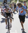 El ciclista espa&ntilde;ol animado por un aficionado, durante la subida a lAlpe dHuez, en la 17&ordf; etapa.