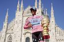 El ciclista espa&ntilde;ol del equipo Saxo Bank celebra en la plaza del Duomo su victoria en la 94&ordf; edici&oacute;n.