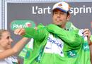 El ciclista espa&ntilde;ol Oscar Freire, del equipo Rabobank, se enfunda el maillot verde de la regularidad al t&eacute;rmino de la pen&uacute;ltima etapa del Tour de Francia.