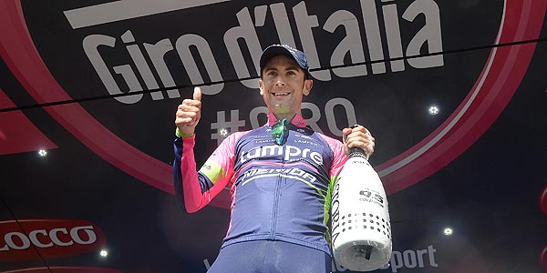 El ciclista italiano Diego Ulissi del equipo Lampre celebra su victoria en el podio.