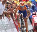 El ciclista ruso Denis Menchov, del Rabobank, cruza la l&iacute;nea de meta tras la contrarreloj.