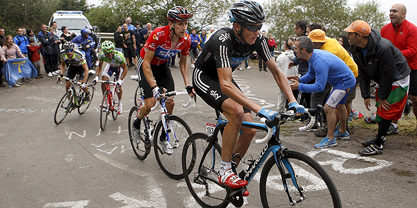 Los ciclistas brit&aacute;nicos del Sky, Christopher Froome (d) y Bradley Wiggins en L'Angliru.