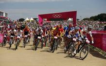 Los ciclistas de mountain bike en la salida del circuito de Essex.