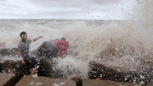 Ver vídeo  'El ciclón "Mahasen" en el sur de Bangladesh deja al menos seis muertos'