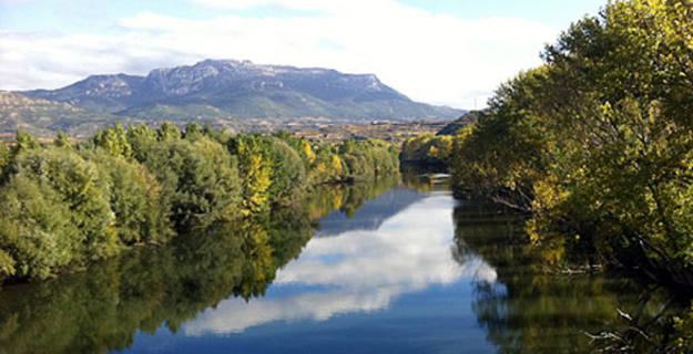 La orilla sur del río Ebro, cerca de la ciudad de Haro, separa la Rioja Alavesa, a la derecha de la imagen, de la Rioja Alta, a la izquierda. La orilla sur del río Ebro, cerca de la ciudad de Haro, separa la Rioja Alavesa, a la derecha de la imagen, de la Rioja Alta, a la izquierda.