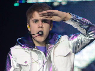 Ver v&iacute;deo  'Cientos de adolescentes acampan en Madrid para ver a Justin Bieber'