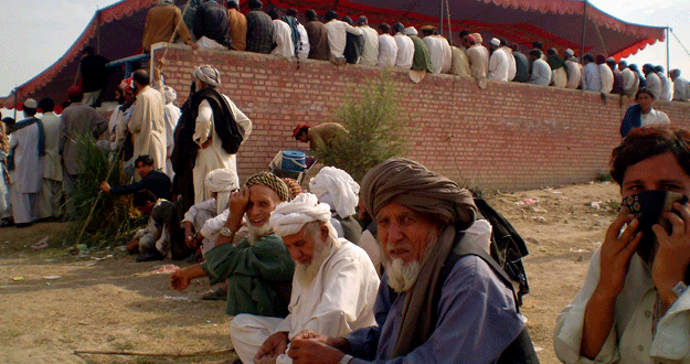 Cientos de desplazados de la conflictiva región de Waziristán del Sur, reciben ayuda humanitaria en un campamento de Dera Ismail Khan, Pakistán Cientos de desplazados de la conflictiva región de Waziristán del Sur, reciben ayuda humanitaria en un campamento de Dera Ismail Khan, Pakistán