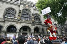 Cientos de manifestantes piden al alcalde de Duisburgo que asuma su responsabilidad por la tragedia de 'Loveparade'. Cientos de manifestantes piden al alcalde de Duisburgo que asuma su responsabilidad por la tragedia de 'Loveparade'.