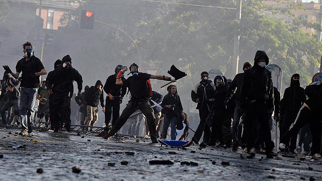 Cientos de miles de indignados piden un cambio global en todo el mundo.