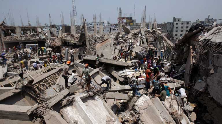 Más de un centenar de muertos al derrumbarse un edificio en Bangladesh