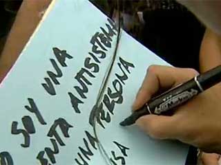 Ver v&iacute;deo  'Cientos de personas se concentran en la Puerta del Sol, convocadas por el movimiento 15-M, a pesar de la prohibici&oacute;n'