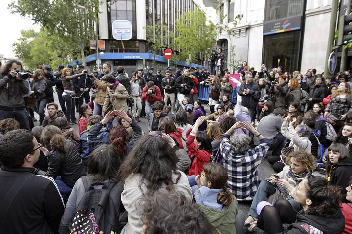 Cientos de personas exigen aborto libre y gratuito frente a la sede del PP